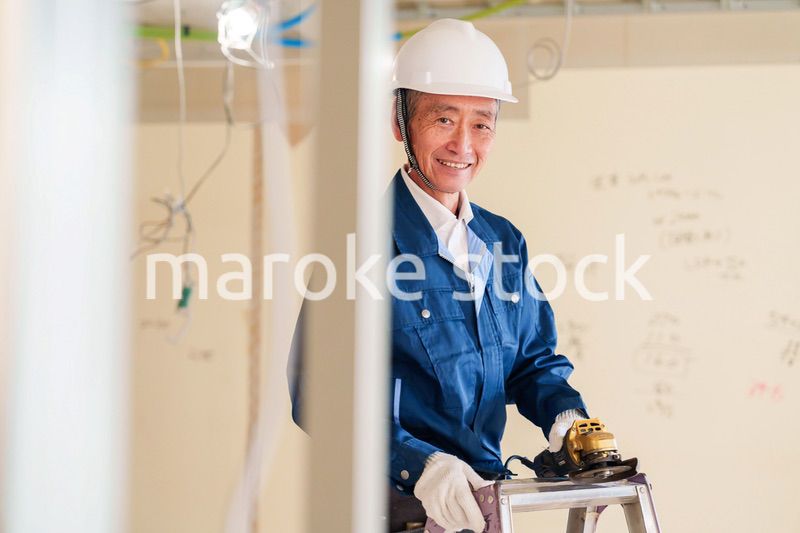 住宅の工事をする大工の男性