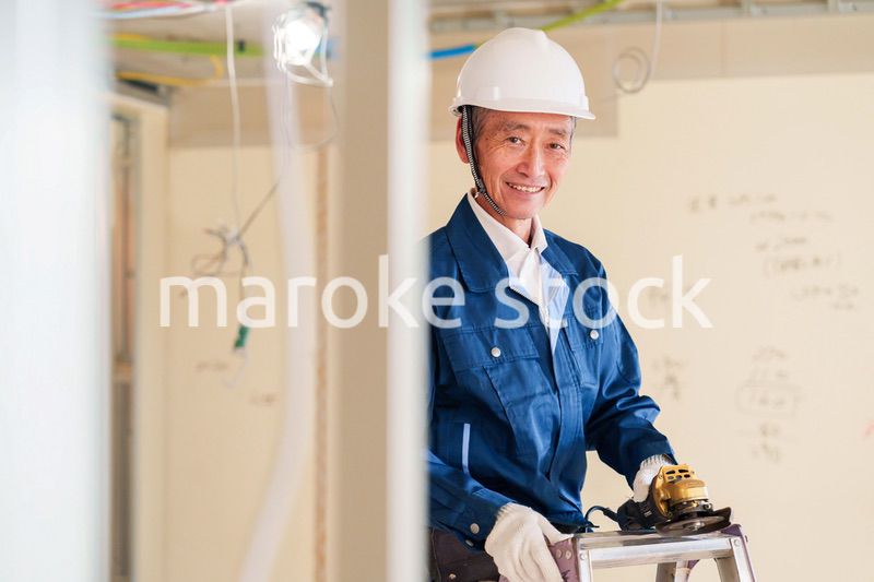 住宅の工事をする大工の男性