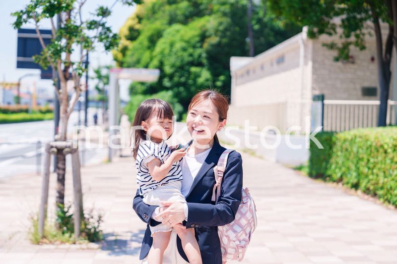 仕事前に子どもを保育園に送るワーママ