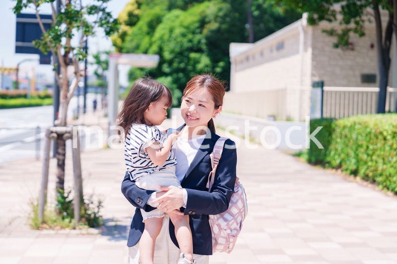仕事前に子どもを保育園に送るワーママ