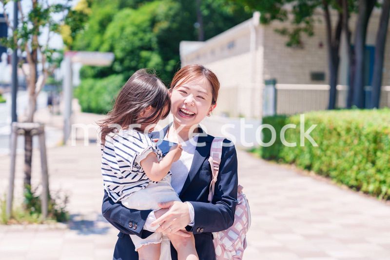 仕事前に子どもを保育園に送るワーママ