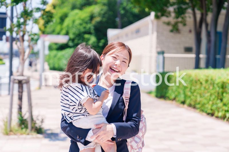 仕事前に子どもを保育園に送るワーママ