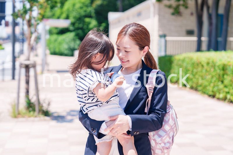 仕事前に子どもを保育園に送るワーママ