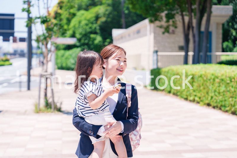 仕事前に子どもを保育園に送るワーママ