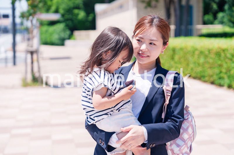 仕事前に子どもを保育園に送るワーママ