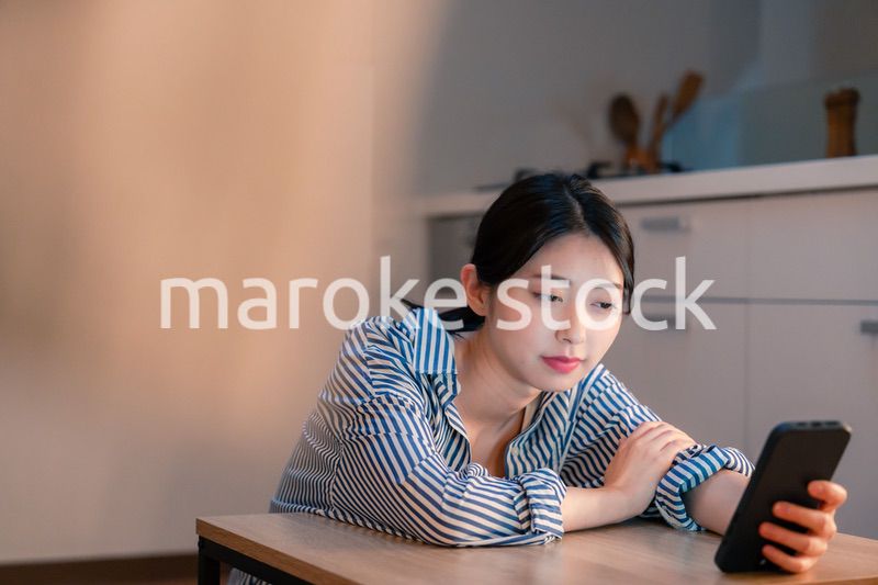 スマホを使いながら困った表情をする若い女性