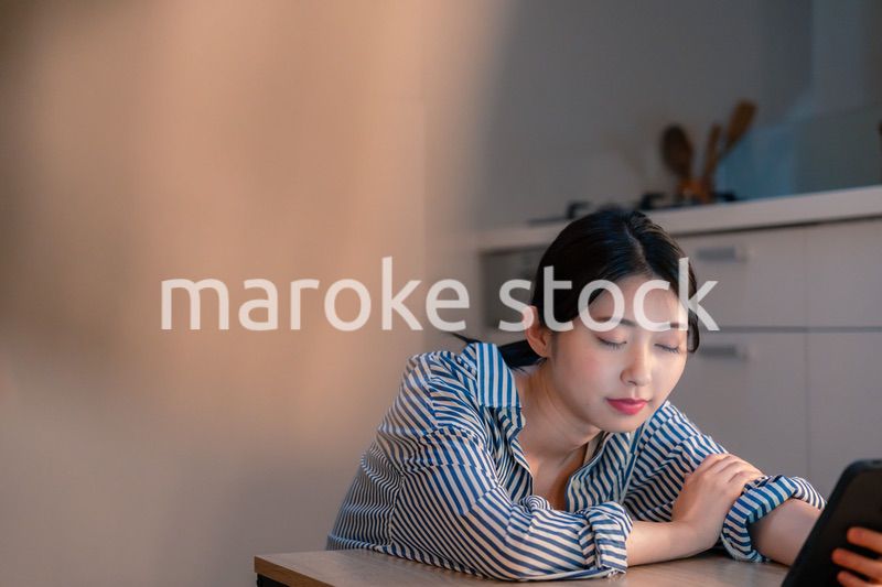 スマホを使いながら困った表情をする若い女性