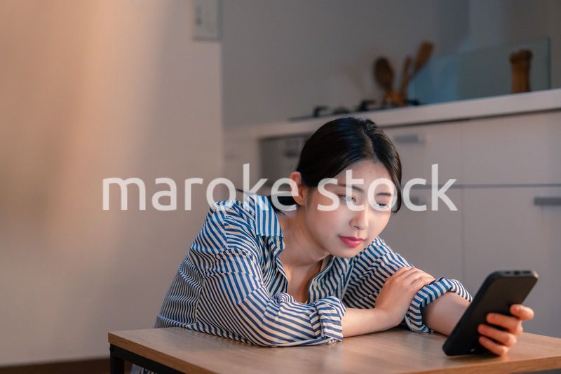 スマホを使いながら困った表情をする若い女性