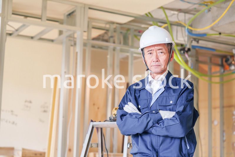 マンションのリフォーム現場で働く男性の大工