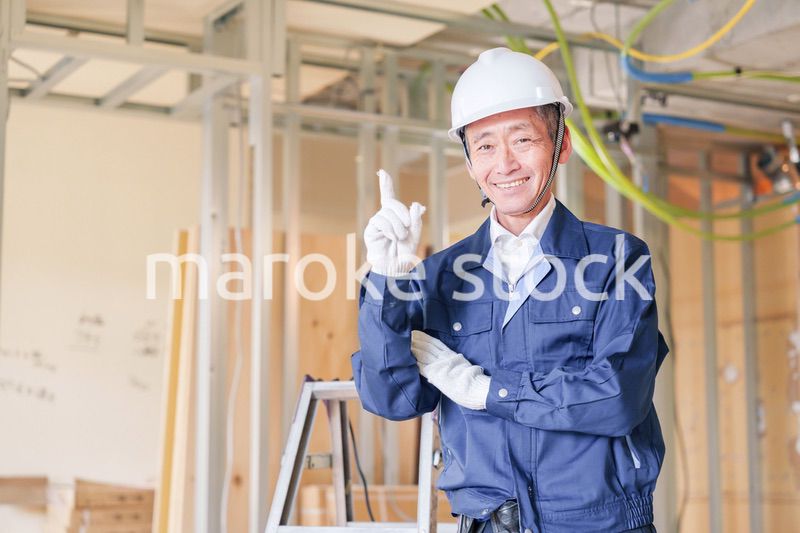 マンションのリフォーム現場で働く男性の大工