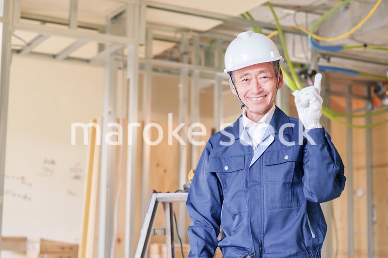 マンションのリフォーム現場で働く男性の大工