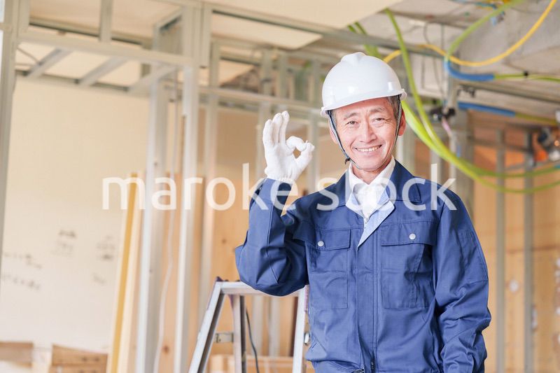 マンションのリフォーム現場で働く男性の大工