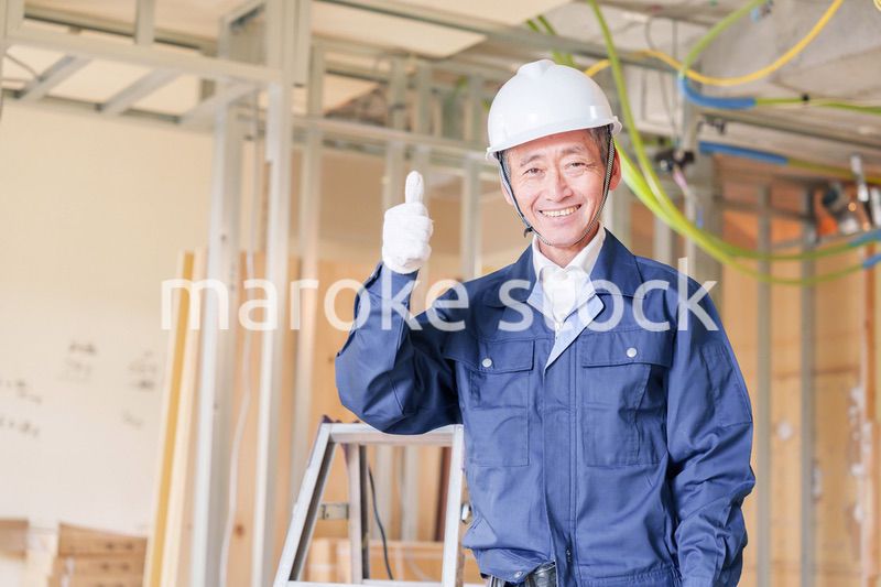 マンションのリフォーム現場で働く男性の大工