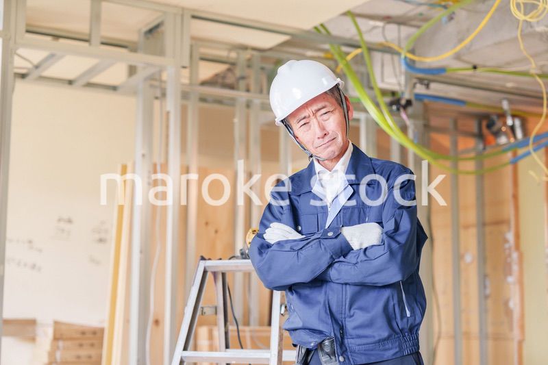 マンションのリフォーム現場で働く男性の大工