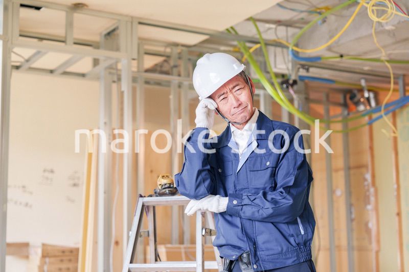 マンションのリフォーム現場で働く男性の大工