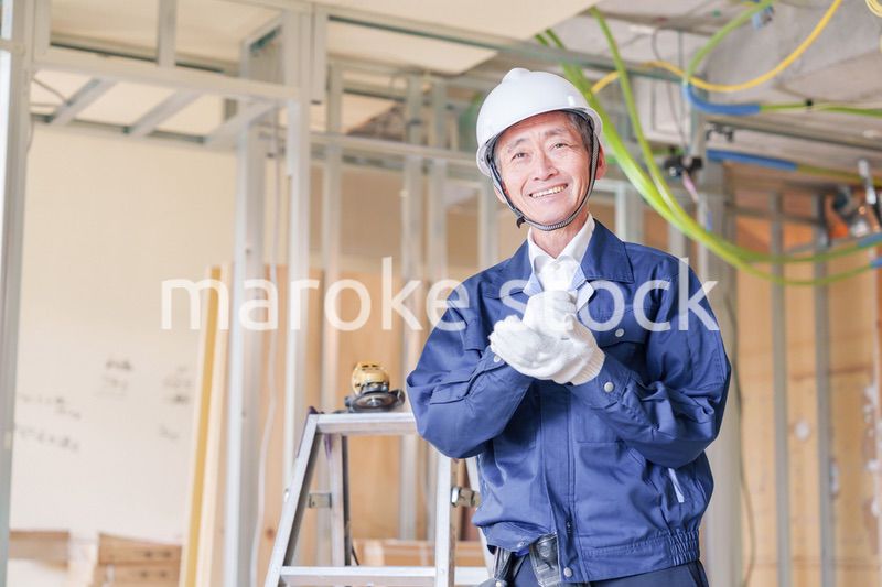 マンションのリフォーム現場で働く男性の大工