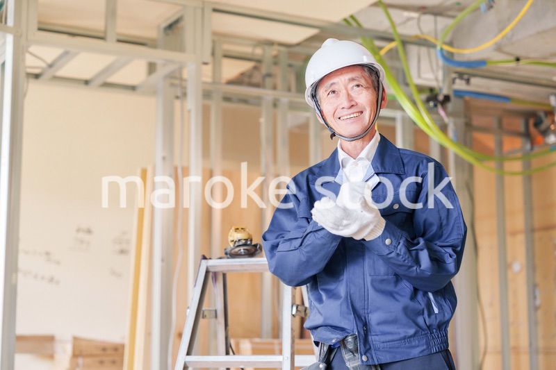 マンションのリフォーム現場で働く男性の大工