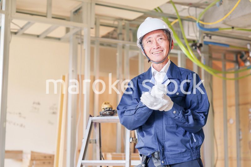 マンションのリフォーム現場で働く男性の大工