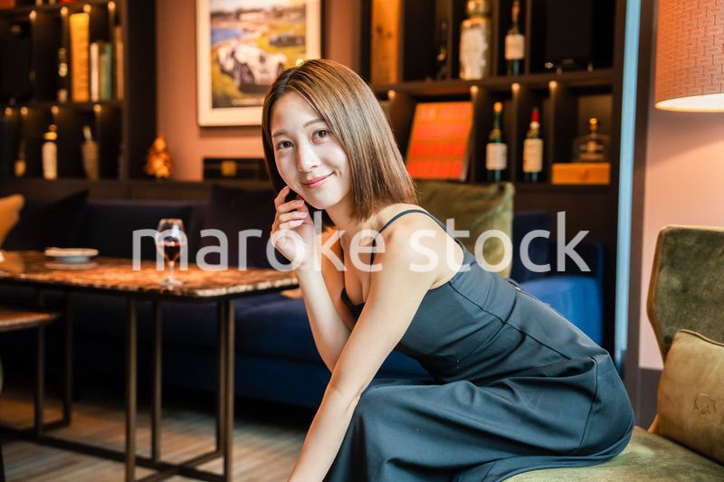 ポーズをした大人な雰囲気の女性