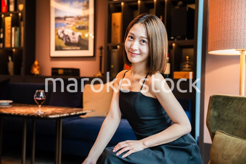 ポーズをした大人な雰囲気の女性