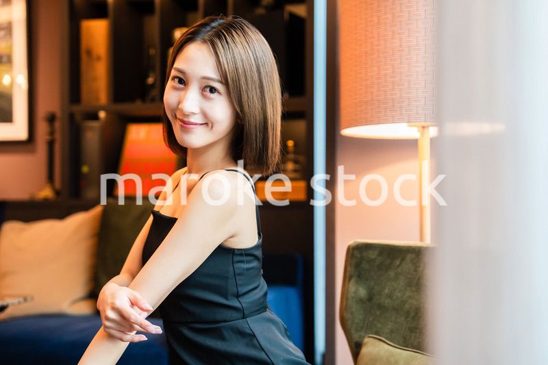 ポーズをした大人な雰囲気の女性