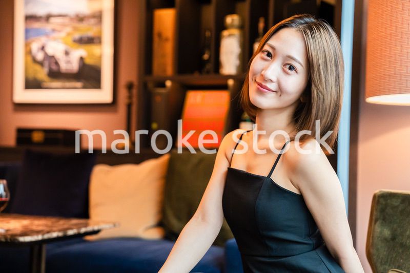 ポーズをした大人な雰囲気の女性