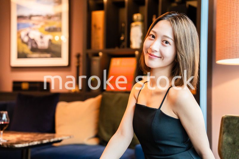 ポーズをした大人な雰囲気の女性