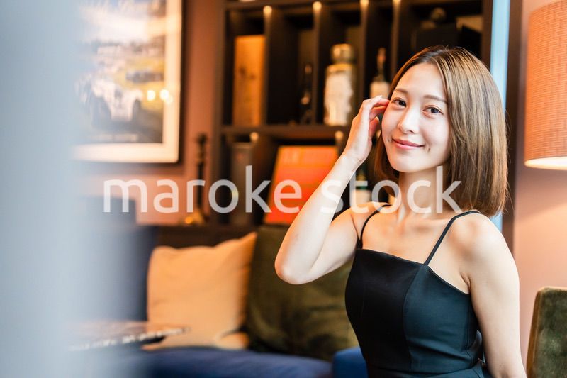 ポーズをした大人な雰囲気の女性