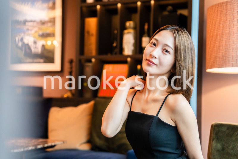 ポーズをした大人な雰囲気の女性