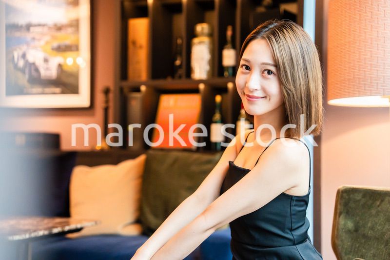 ポーズをした大人な雰囲気の女性