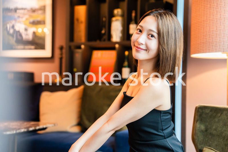 ポーズをした大人な雰囲気の女性