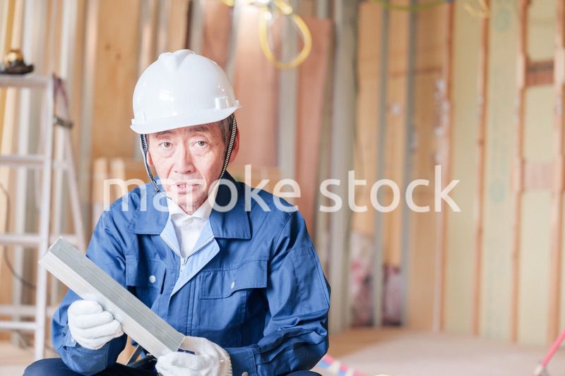 建設現場で軽量鉄骨の確認をする男性の職人