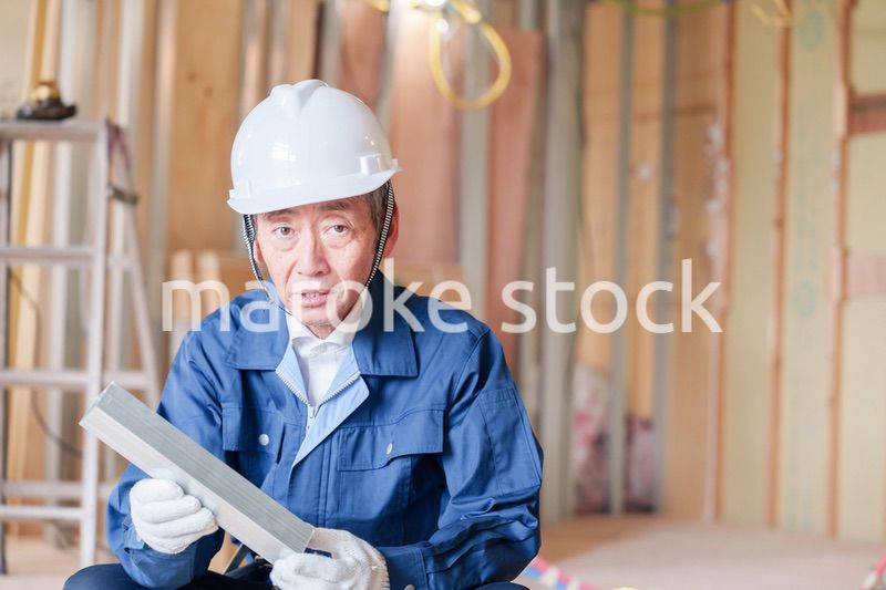 建設現場で軽量鉄骨の確認をする男性の職人