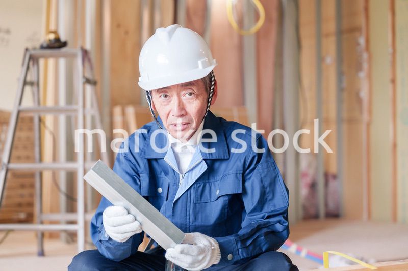 建設現場で軽量鉄骨の確認をする男性の職人