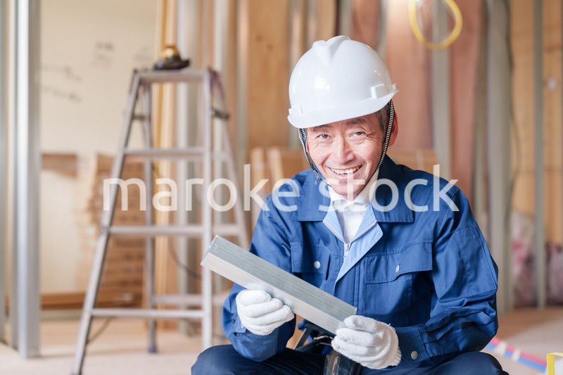 建設現場で軽量鉄骨の確認をする男性の職人