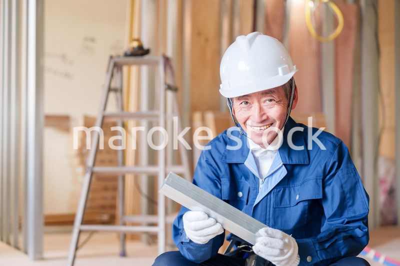 建設現場で軽量鉄骨の確認をする男性の職人