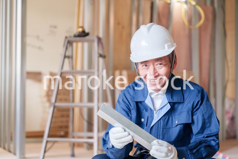 建設現場で軽量鉄骨の確認をする男性の職人