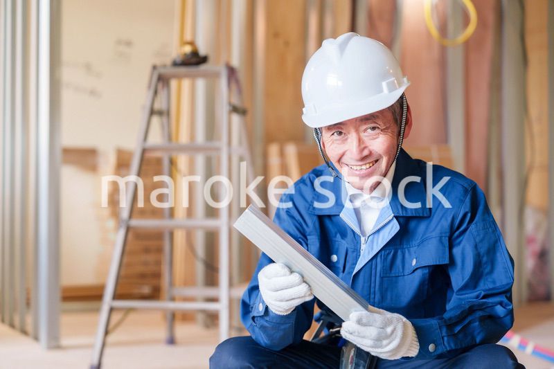 建設現場で軽量鉄骨の確認をする男性の職人