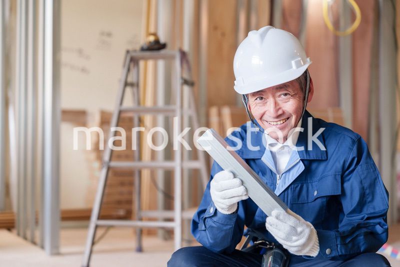 建設現場で軽量鉄骨の確認をする男性の職人