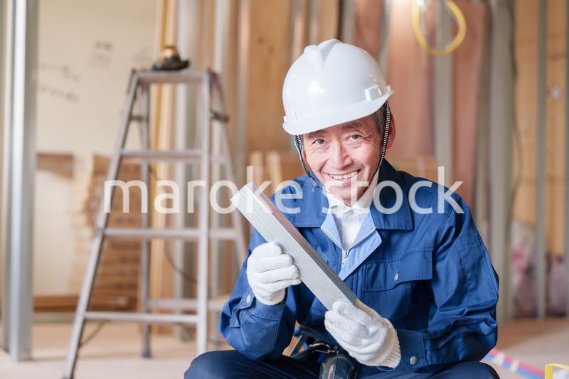 建設現場で軽量鉄骨の確認をする男性の職人