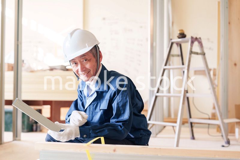 建設現場で軽量鉄骨の確認をする男性の職人