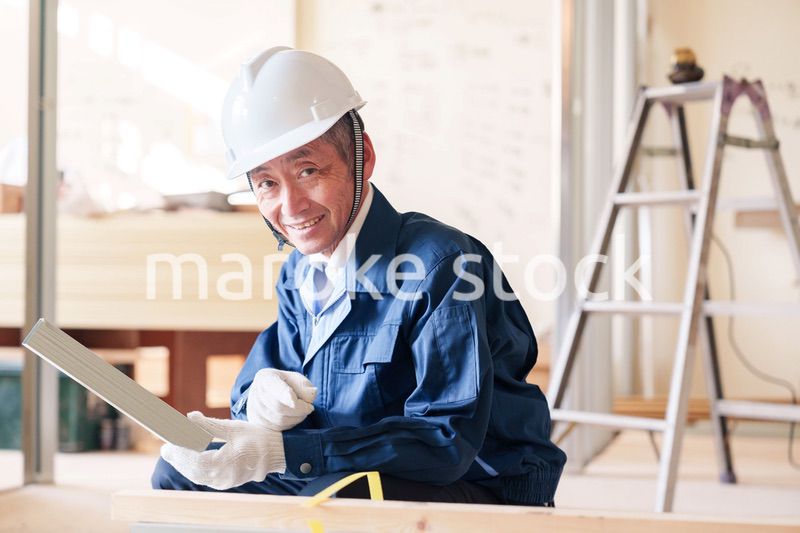 建設現場で軽量鉄骨の確認をする男性の職人
