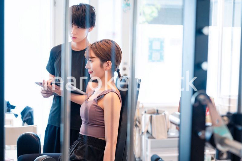 パーソナルジムに通う女性とトレーナー