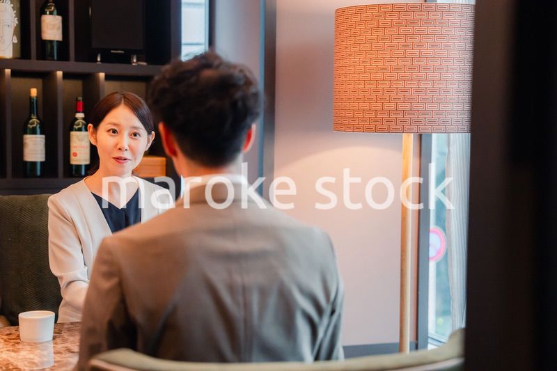 ホテルのラウンジでビジネスミーティングをする人々