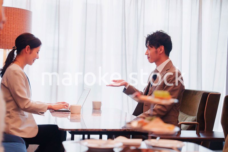 ラウンジでビジネスミーティングをする男女のビジネスパーソン