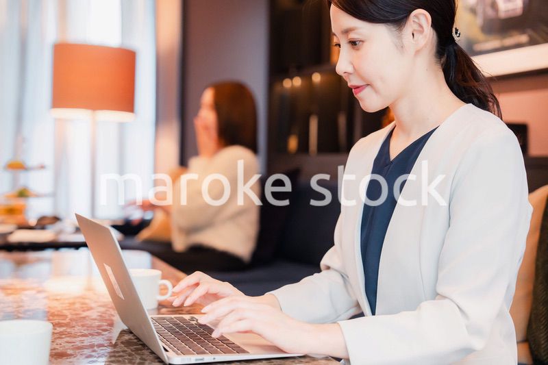 ホテルのラウンジで仕事をする女性のビジネスパーソン