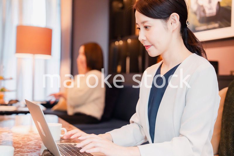 ホテルのラウンジで仕事をする女性のビジネスパーソン