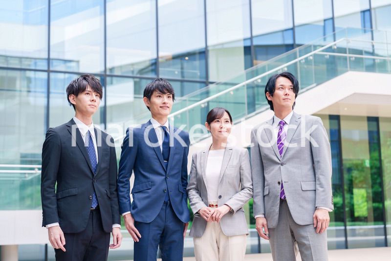 未来を見つめるビジネスパーソン