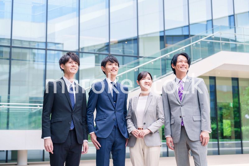 未来を見つめるビジネスパーソン