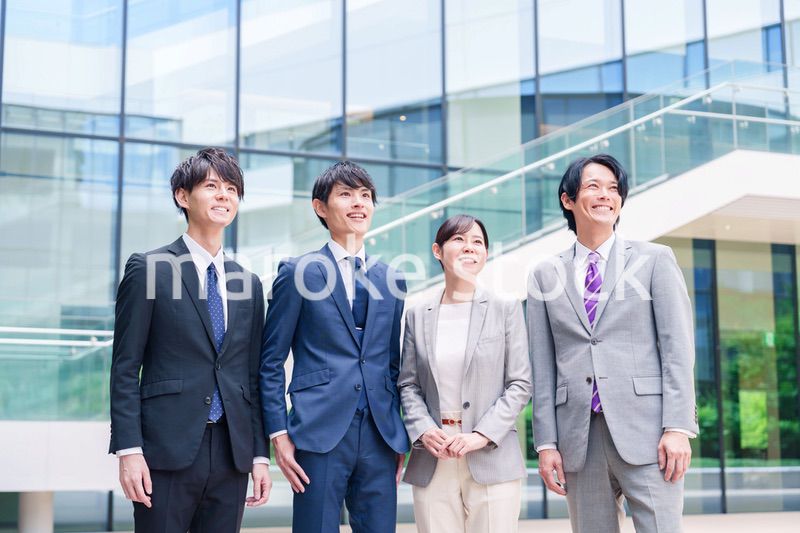 未来を見つめるビジネスパーソン